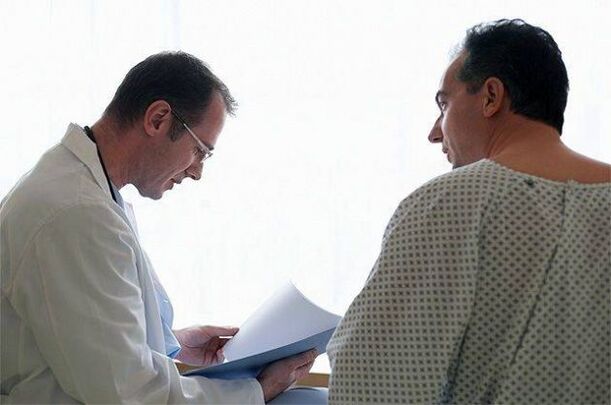 ο γιατρός συνταγογραφεί φάρμακα για την προστατίτιδα στον ασθενή